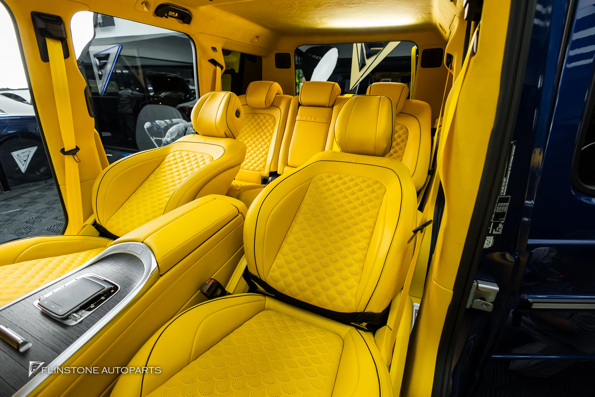 W465 G-Class 2025+ เปลี่ยนภายในเป็นสีเหลือง