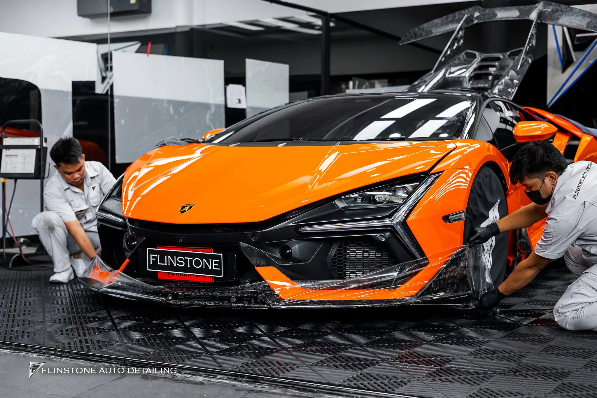 ติดฟิล์มใสกันรอยและคาดสีจาก DRESDENPROTECTION สำหรับ LAMBORGHINI Revuelto