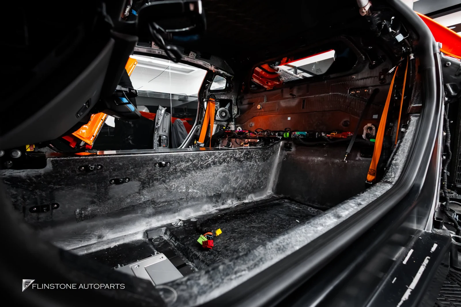 LAMBORGHINI Revuelto ติดแผ่นแดมป์กันเสียง — ผลงานติดตั้งจริงที่ Flinstone Autoparts