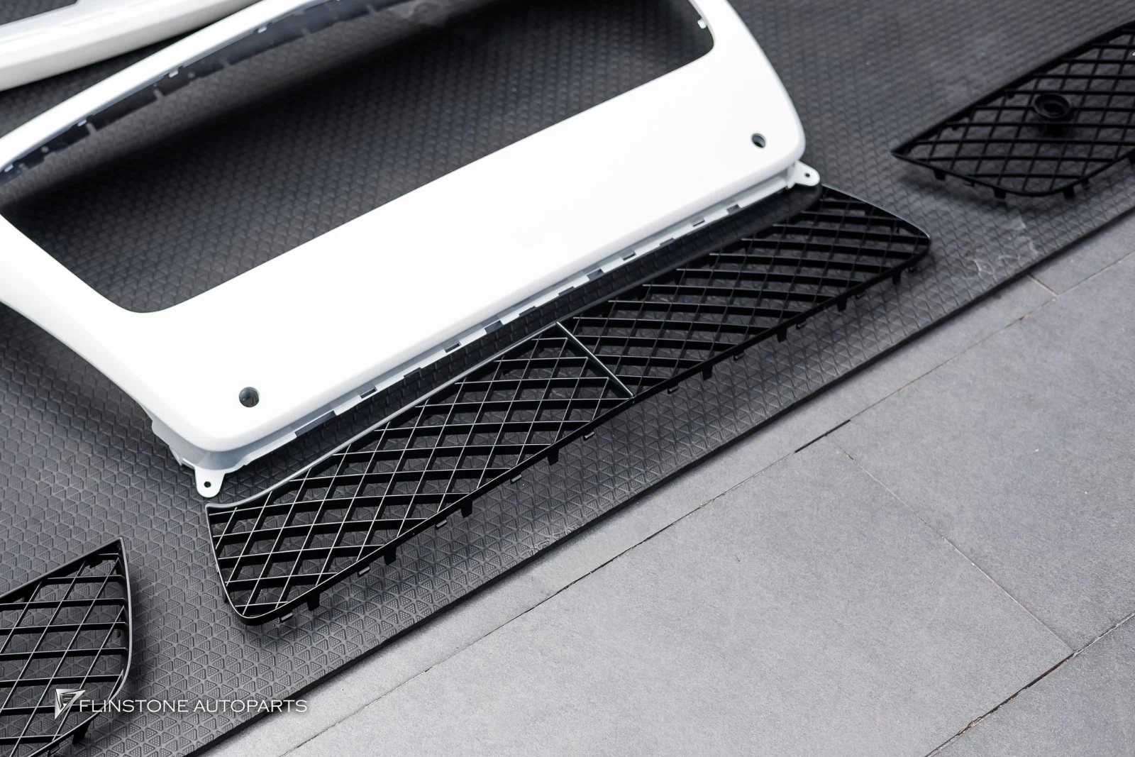 งานอัปเกรดจอให้ Bentley ที่ Flinstone Autoparts — ดูของจริงก่อนตัดสินใจ