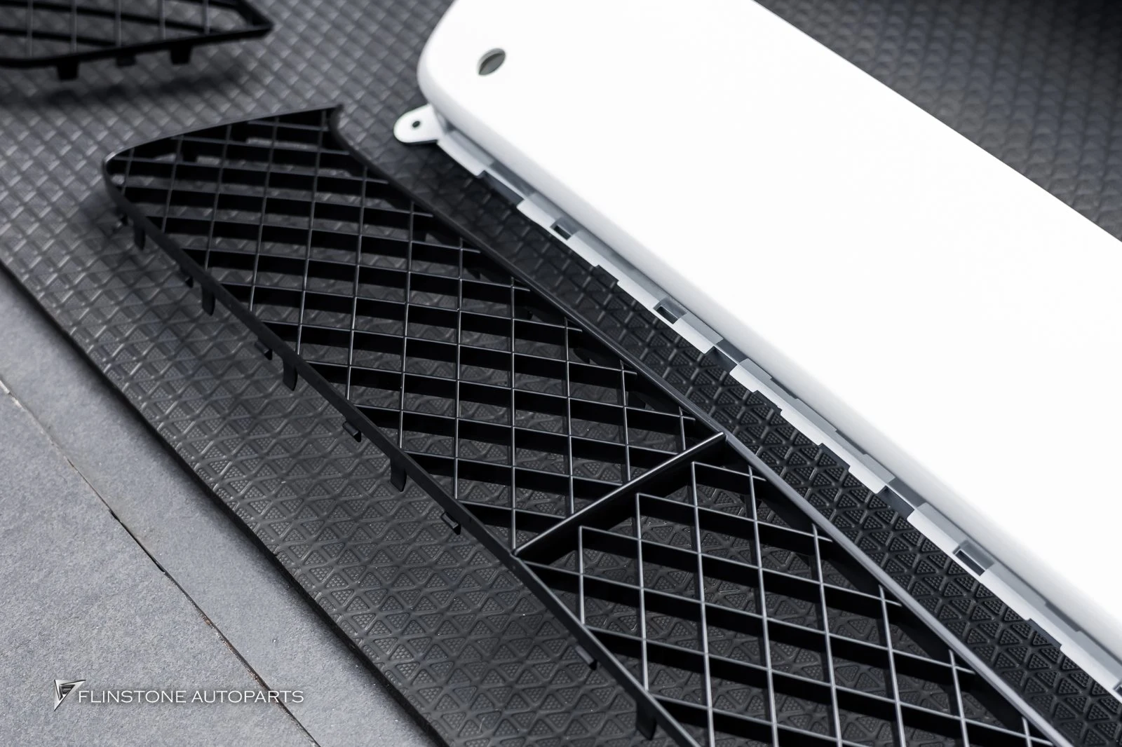 งานอัปเกรดจอให้ Bentley ที่ Flinstone Autoparts — ดูของจริงก่อนตัดสินใจ