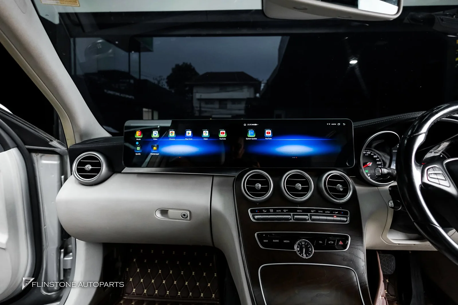 W205 C205 C-Class 2024 — long screen installation work Dual Screen system Android for Merc