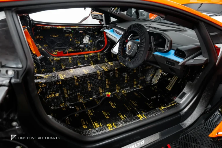 ภาพบรรยากาศการติดตั้งแผ่นแดมป์ในรถ Lamborghini Revuelto ครับ