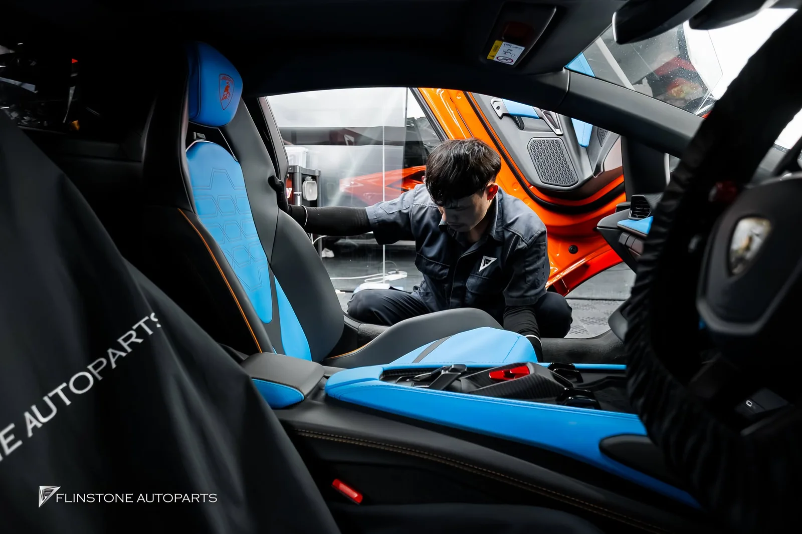 ภาพบรรยากาศการติดตั้งแผ่นแดมป์ในรถ Lamborghini Revuelto ครับ