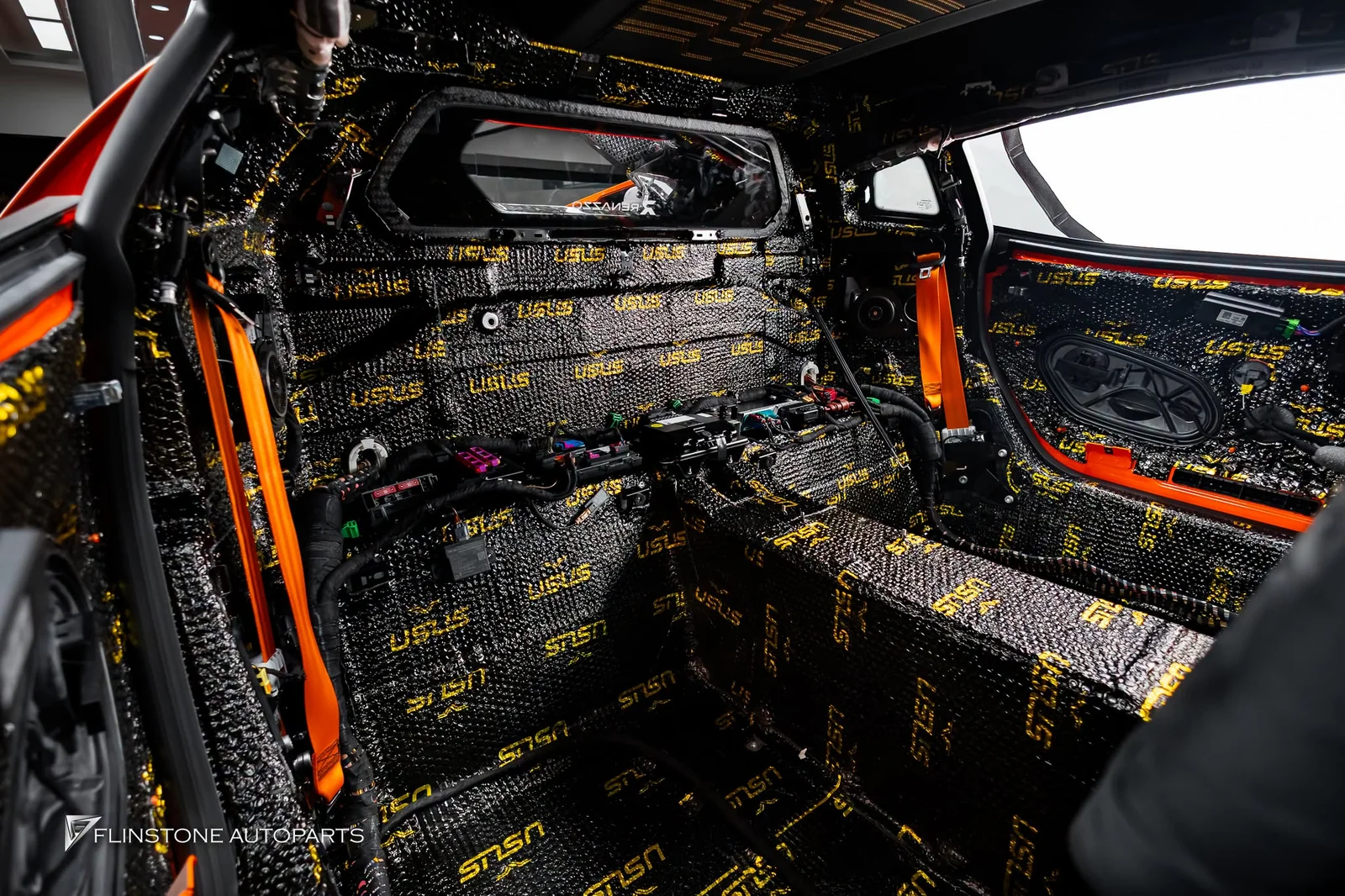 ภาพบรรยากาศการติดตั้งแผ่นแดมป์ในรถ Lamborghini Revuelto ครับ