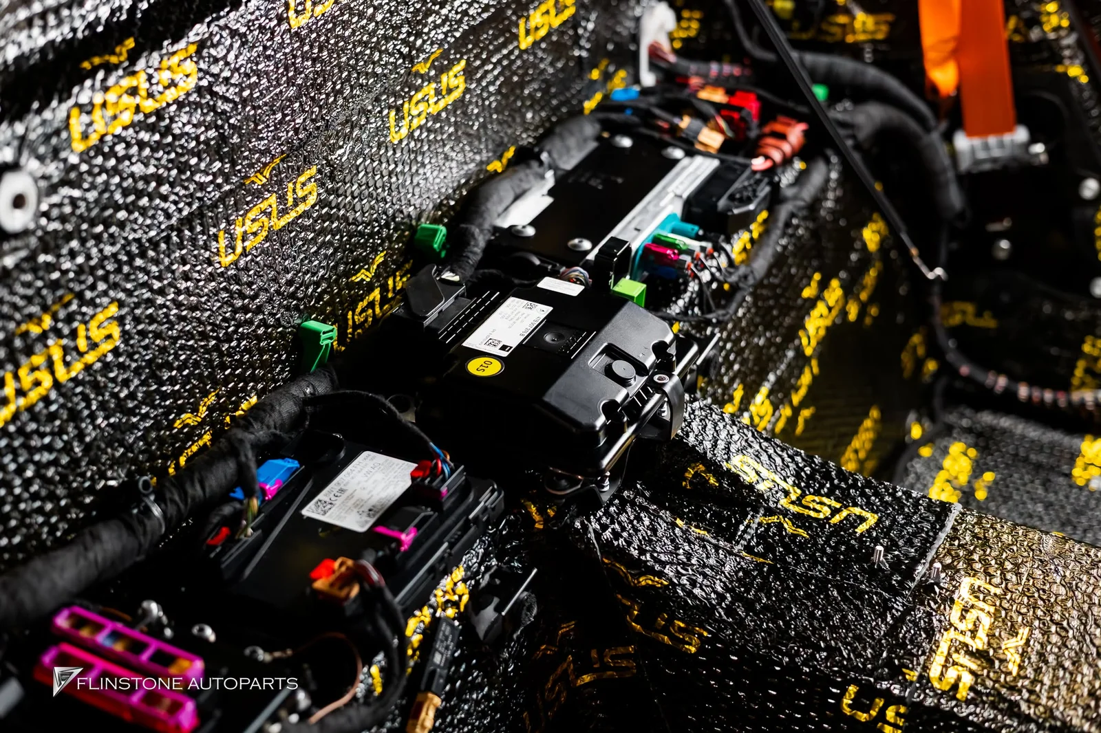 ภาพบรรยากาศการติดตั้งแผ่นแดมป์ในรถ Lamborghini Revuelto ครับ