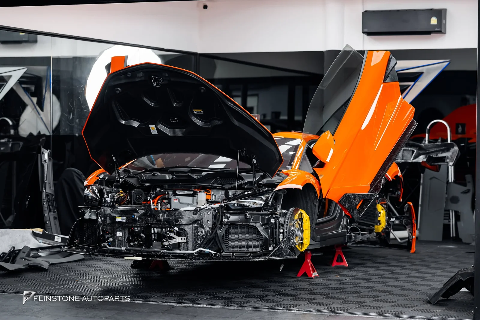 ภาพผลงานติดตั้งชุดแต่งรอบคันสำหรับ LAMBORGHINI Revuelto ทั้งภายนอกและภายใน