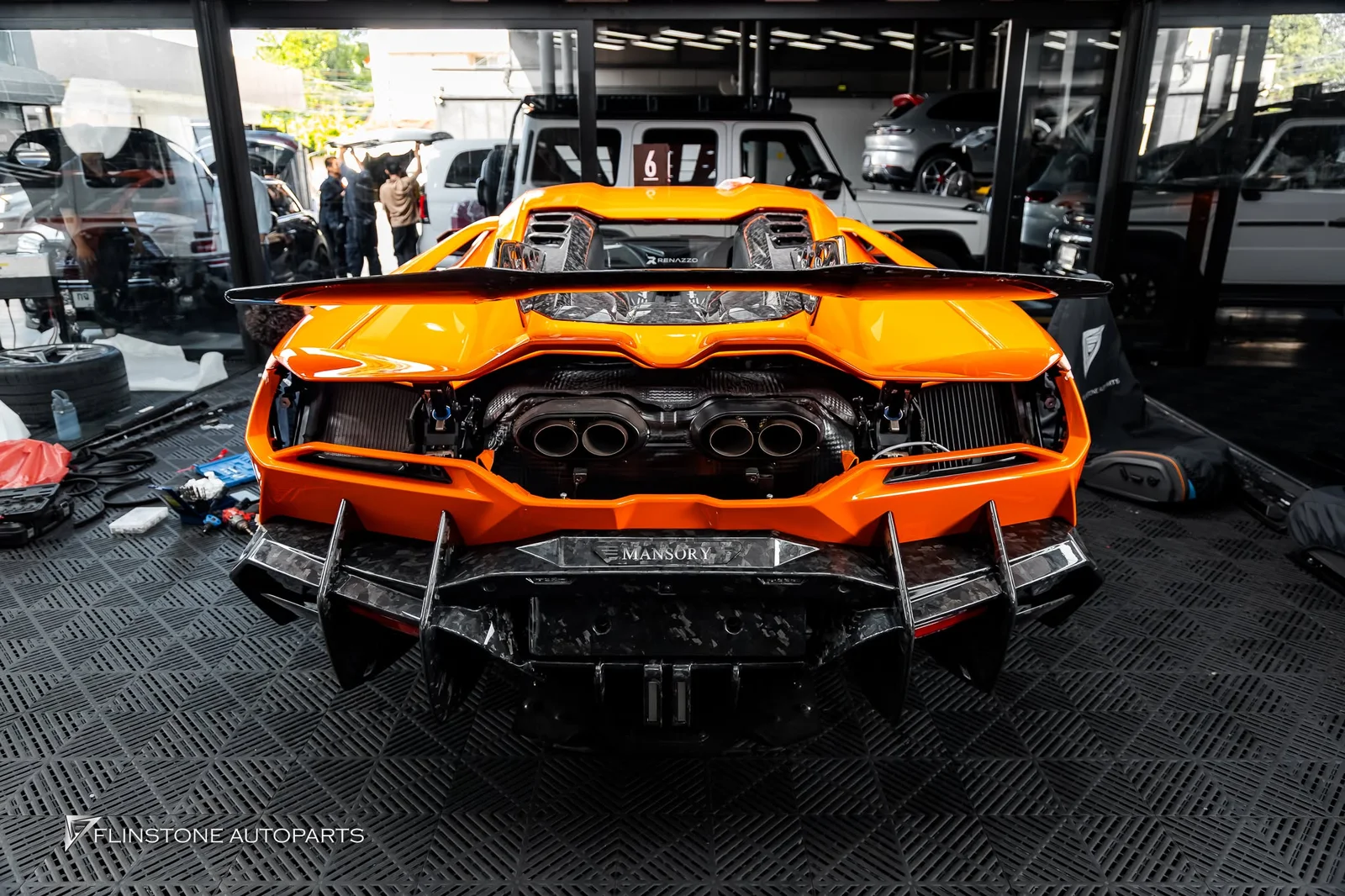 ภาพผลงานติดตั้งชุดแต่งรอบคันสำหรับ LAMBORGHINI Revuelto ทั้งภายนอกและภายใน