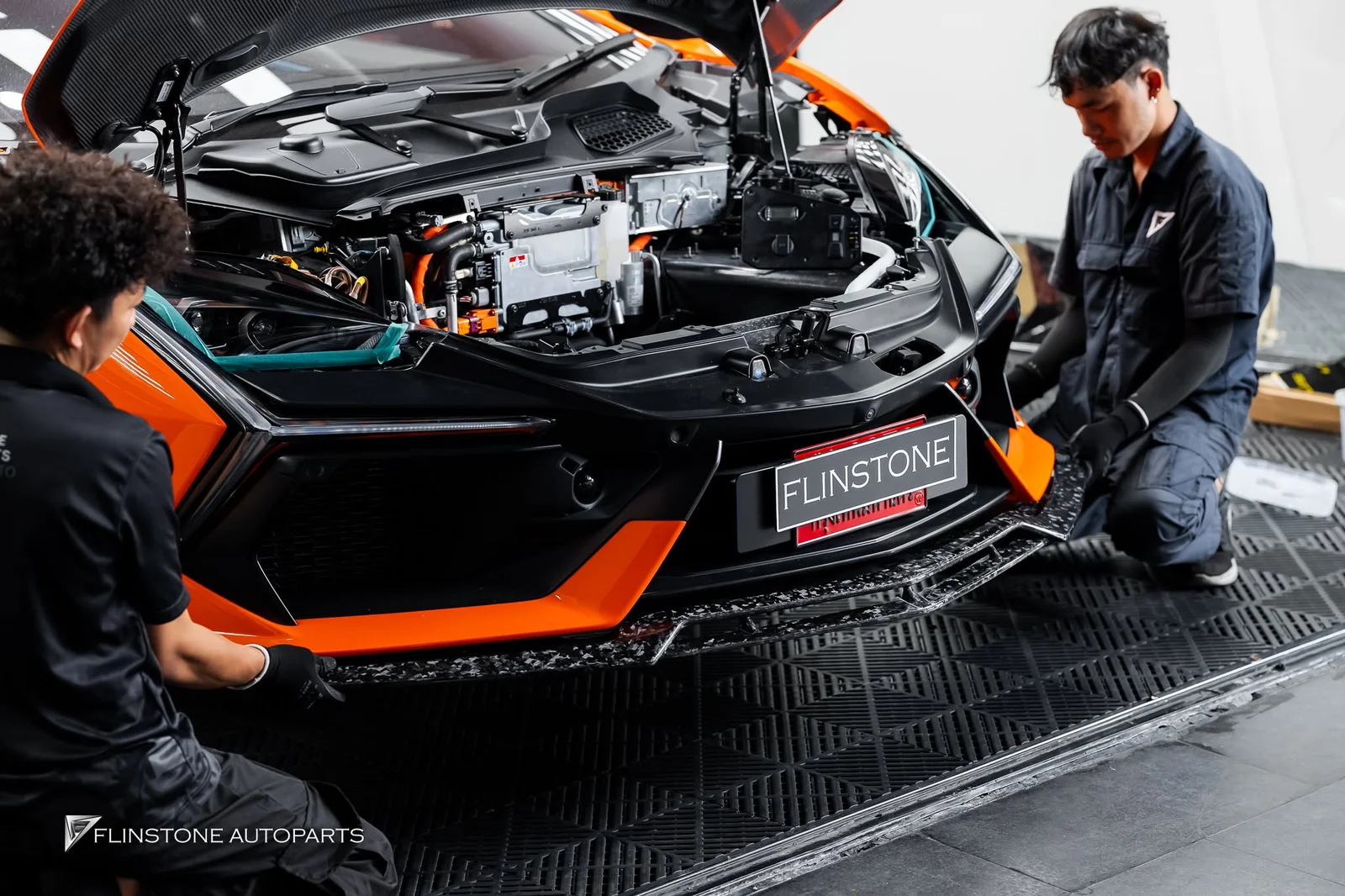 ภาพผลงานติดตั้งชุดแต่งรอบคันสำหรับ LAMBORGHINI Revuelto ทั้งภายนอกและภายใน