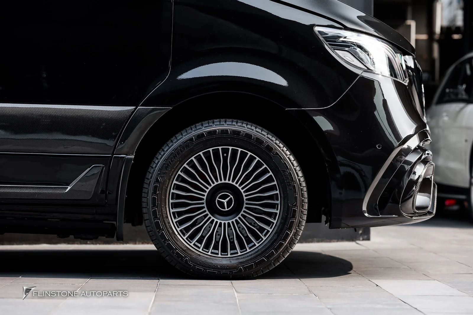 จัดเต็มความสปอร์ต VIP ระดับพรีเมียมให้กับ Mercedes-Benz W907 Sprinter [Long