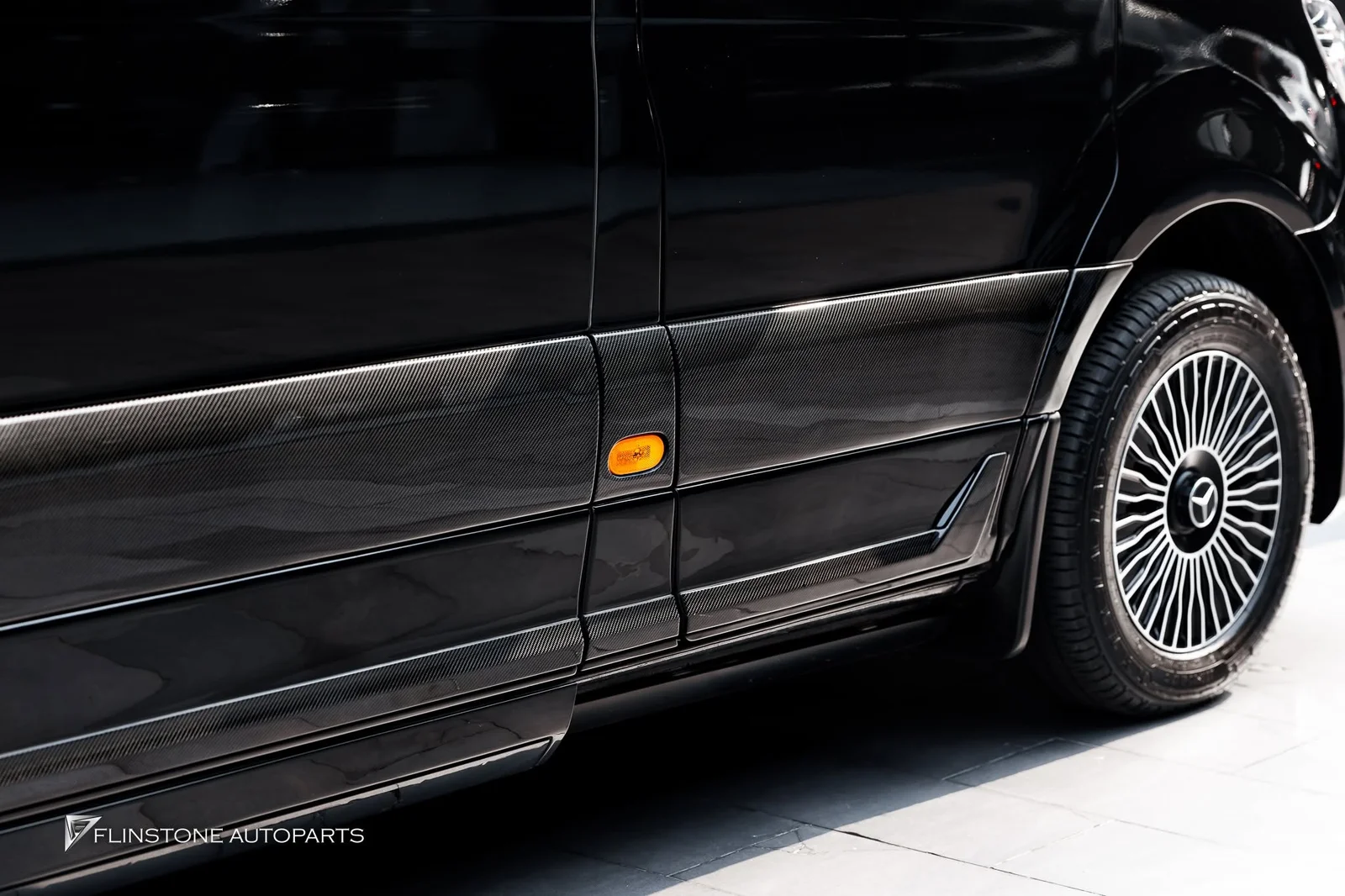จัดเต็มความสปอร์ต VIP ระดับพรีเมียมให้กับ Mercedes-Benz W907 Sprinter [Long
