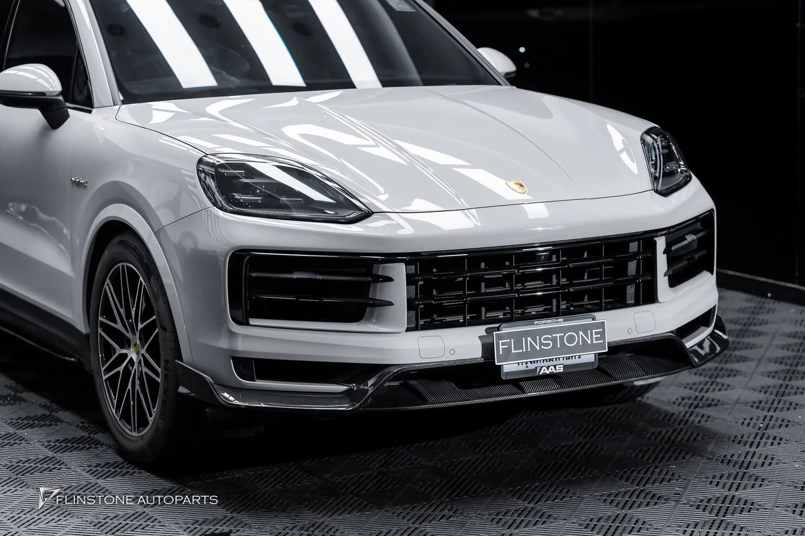 อัปเกรดความสปอร์ตดุดันให้ SUV สายพันธุ์หรูอย่าง PORSCHE Cayenne Coupe 9Y0.2