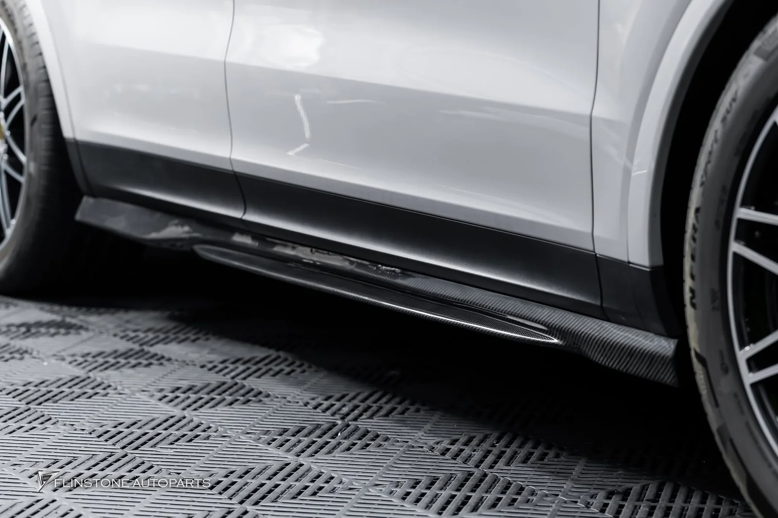 อัปเกรดความสปอร์ตดุดันให้ SUV สายพันธุ์หรูอย่าง PORSCHE Cayenne Coupe 9Y0.2
