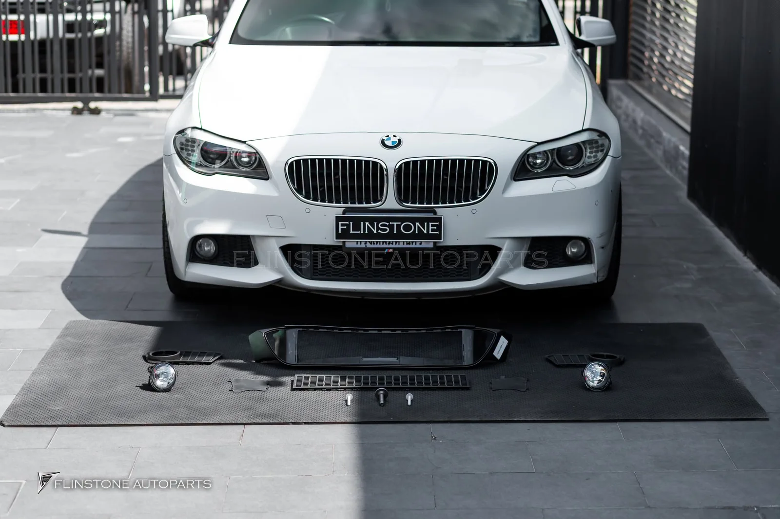 BMW F10 Series 5 M Sport ลูกค้าต้องการอะไหล่สำหรับตระแกรงกลางที่กันชนหน้าและไฟ