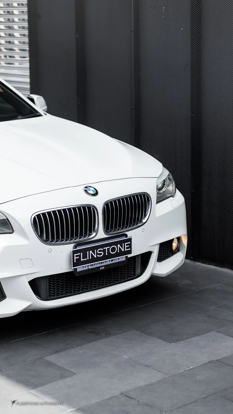 BMW F10 Series 5 M Sport ลูกค้าต้องการอะไหล่สำหรับตระแกรงกลางที่กันชนหน้าและไฟ