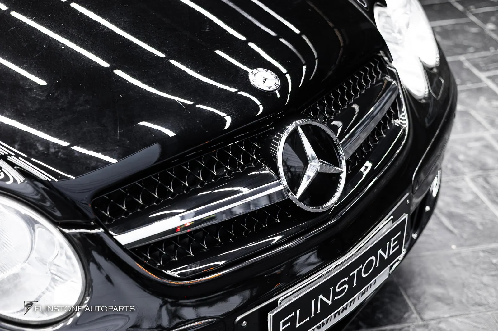 R230 SL-Class ติดตั้งกระจังหน้าทรงสปอร์ตก้านเดี่ยวสำหรับ SL-Class