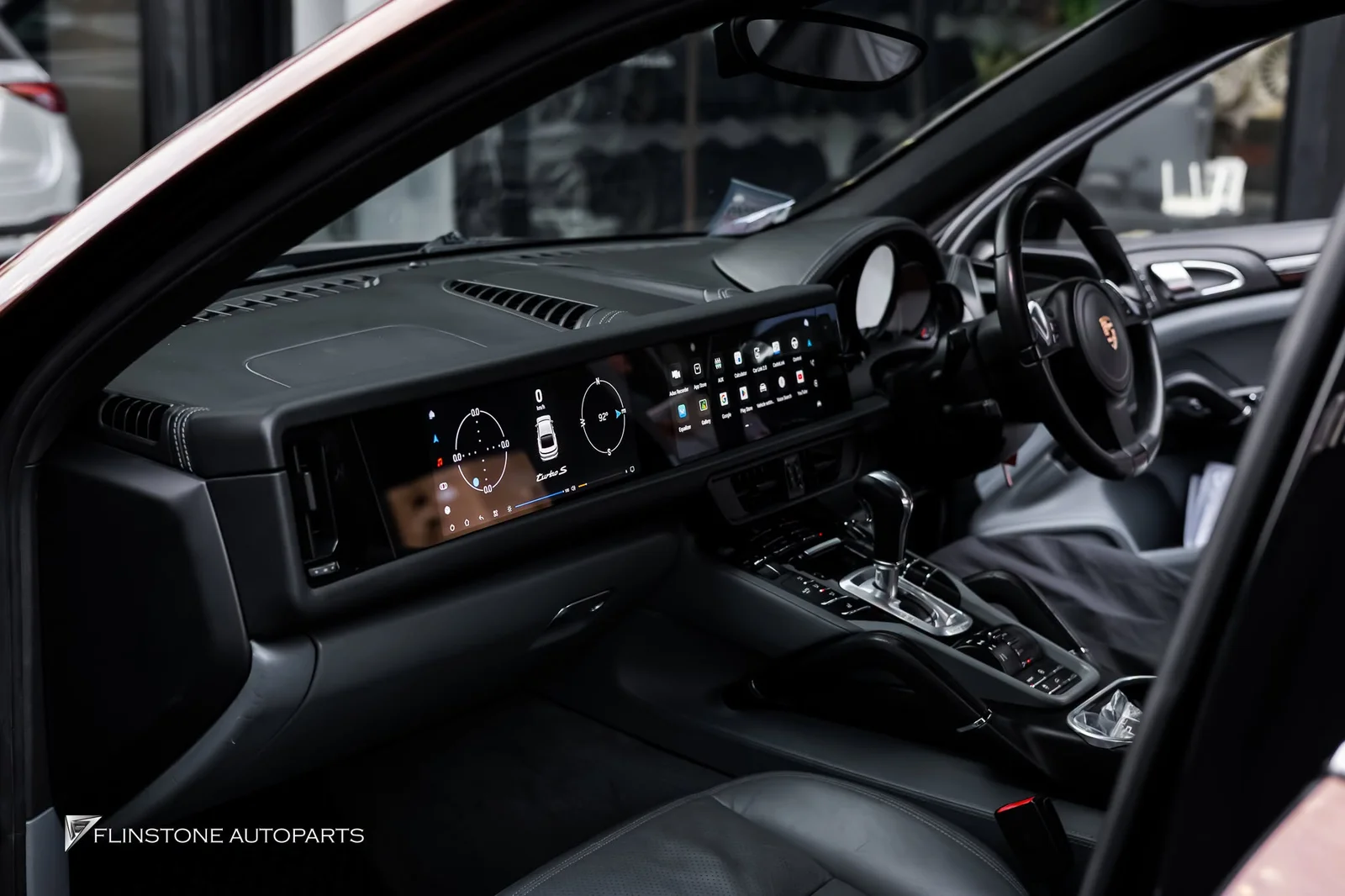 อัปเกรดความล้ำสมัยให้ภายในห้องโดยสารของ PORSCHE Cayenne 958