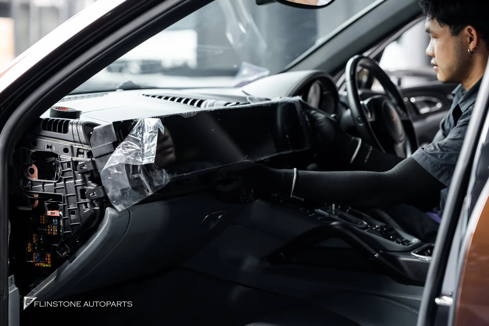 อัปเกรดความล้ำสมัยให้ภายในห้องโดยสารของ PORSCHE Cayenne 958