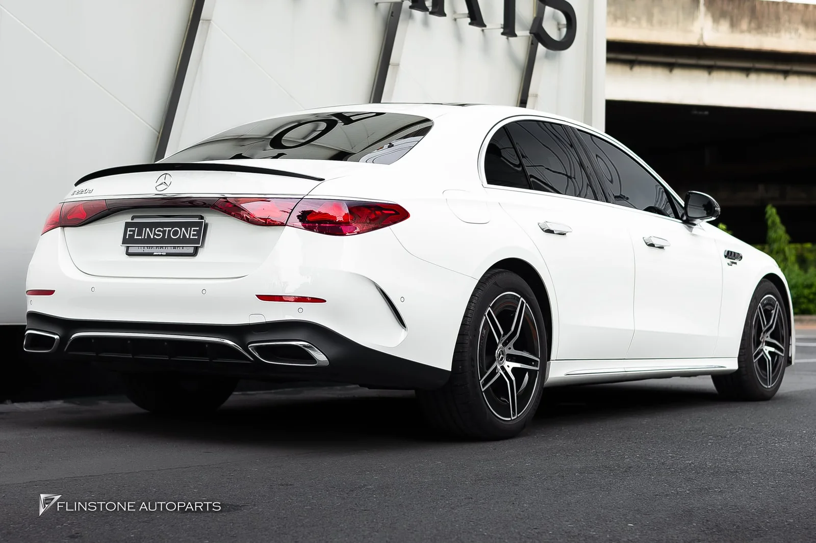 W214 E-Class ติดตั้งกระจังหน้าแท้ทรง E53 AMG ที่มาพร้อมกรอบไฟ LED