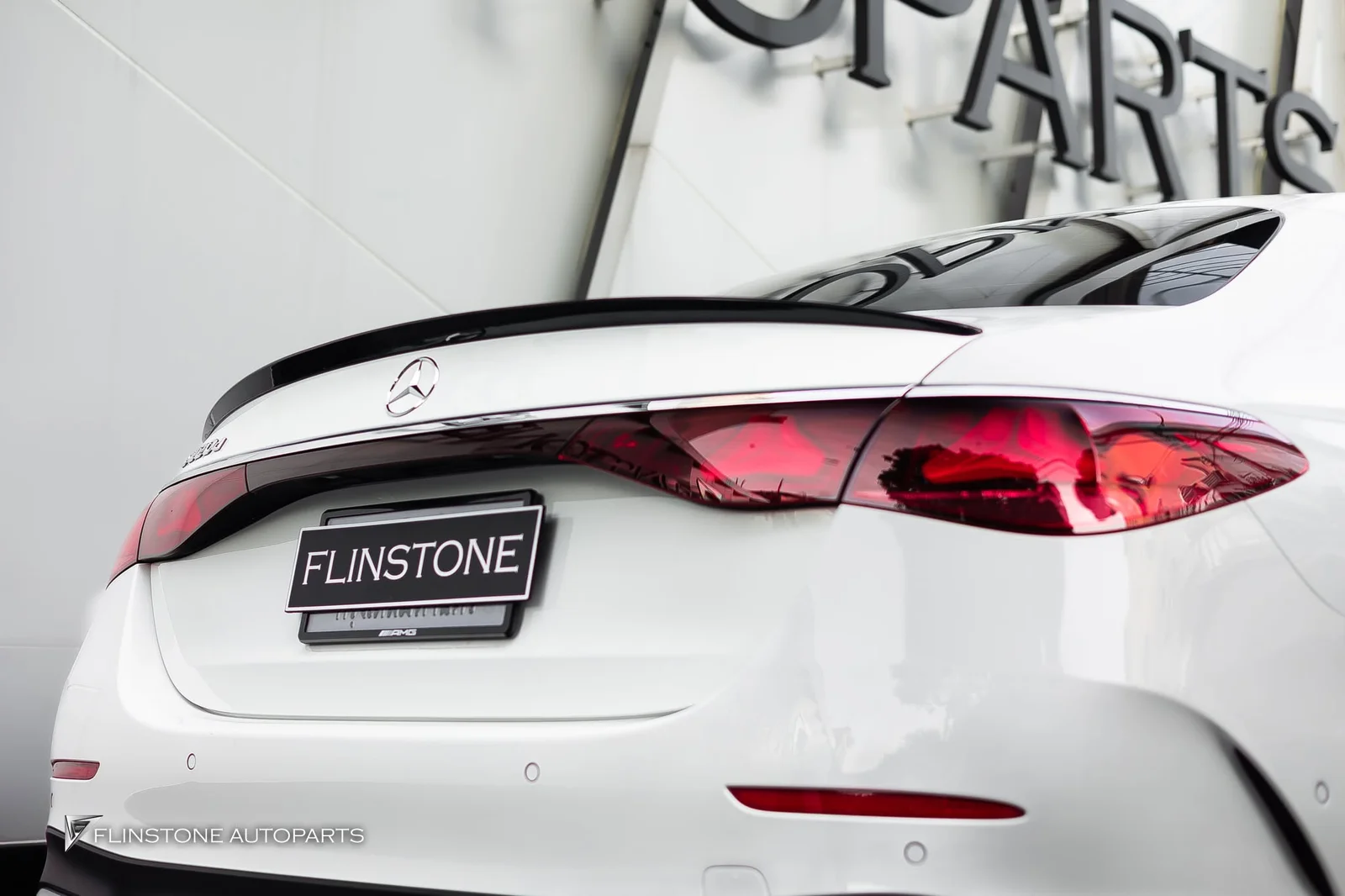 W214 E-Class ติดตั้งกระจังหน้าแท้ทรง E53 AMG ที่มาพร้อมกรอบไฟ LED