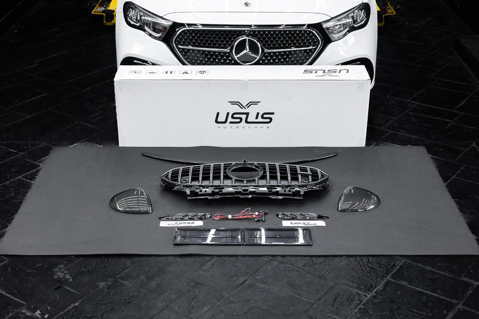 W214 E-Class ติดตั้งกระจังหน้าแท้ทรง E53 AMG ที่มาพร้อมกรอบไฟ LED