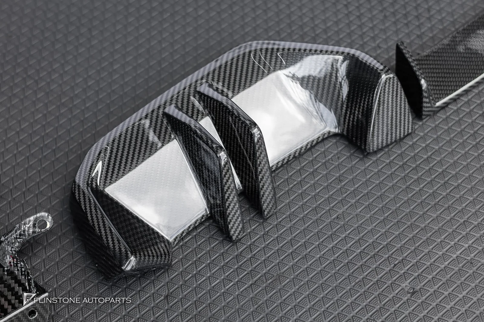 ดิฟฟิวเซอร์ Carbon Fiber สำหรับ USUS Autoclave ติดตั้งใน BMW i5 G60