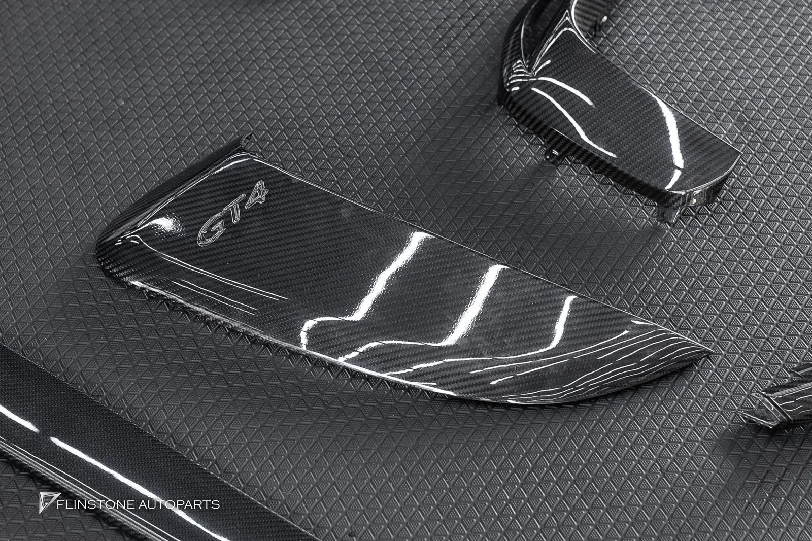 PORSCHE 718 Cayman / Boxster — เรียงพาร์ทเตรียมติดตั้งชุดกันชนหน้า GT4 718 สำหรับ PORSCHE