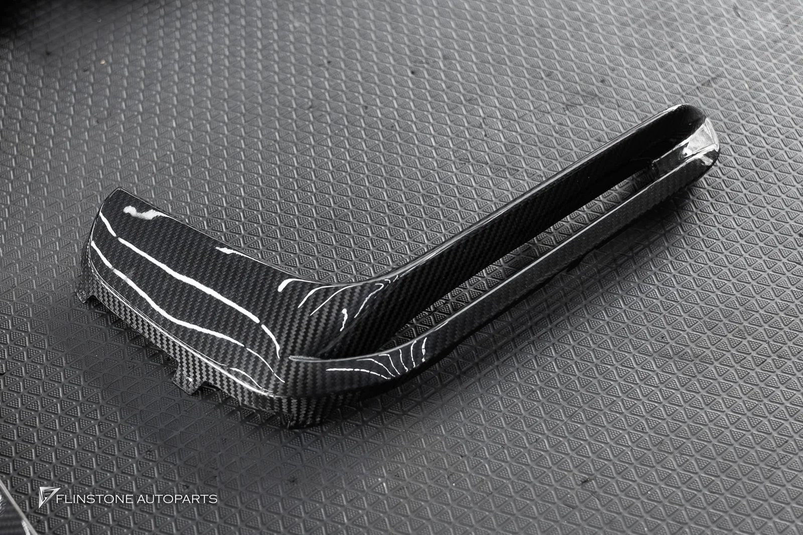 PORSCHE 718 Cayman / Boxster — เรียงพาร์ทเตรียมติดตั้งชุดกันชนหน้า GT4 718 สำหรับ PORSCHE