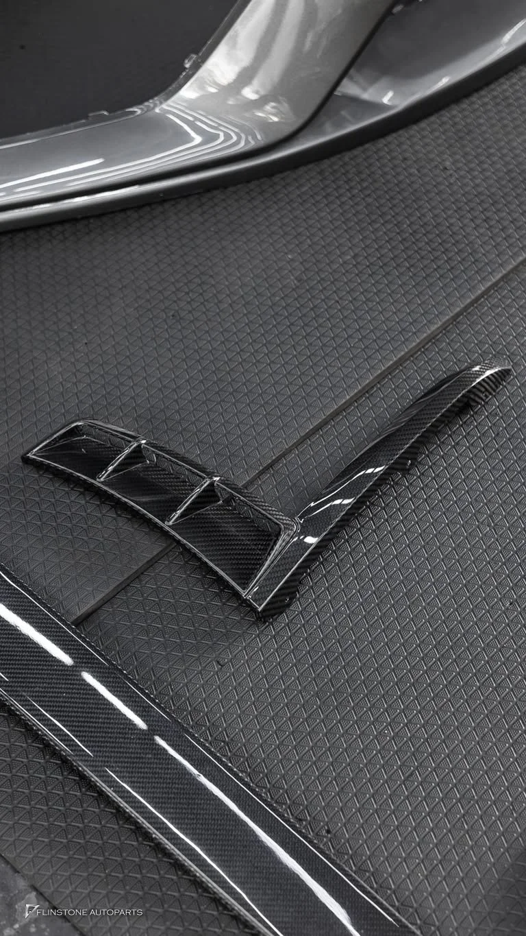 PORSCHE 718 Cayman / Boxster — เรียงพาร์ทเตรียมติดตั้งชุดกันชนหน้า GT4 718 สำหรับ PORSCHE