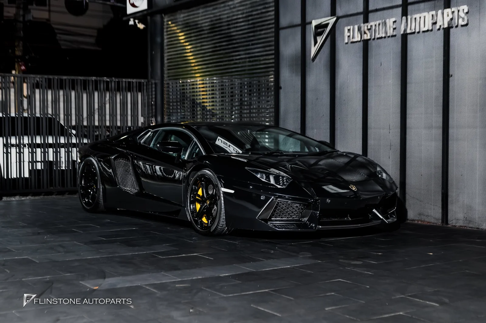 LAMBORGHINI Aventador ยกเกียร์ Aventador ลงเพื่อเปลี่ยนอะไหล่คลัชต์ใหม่และยางแท่นเครื่อง