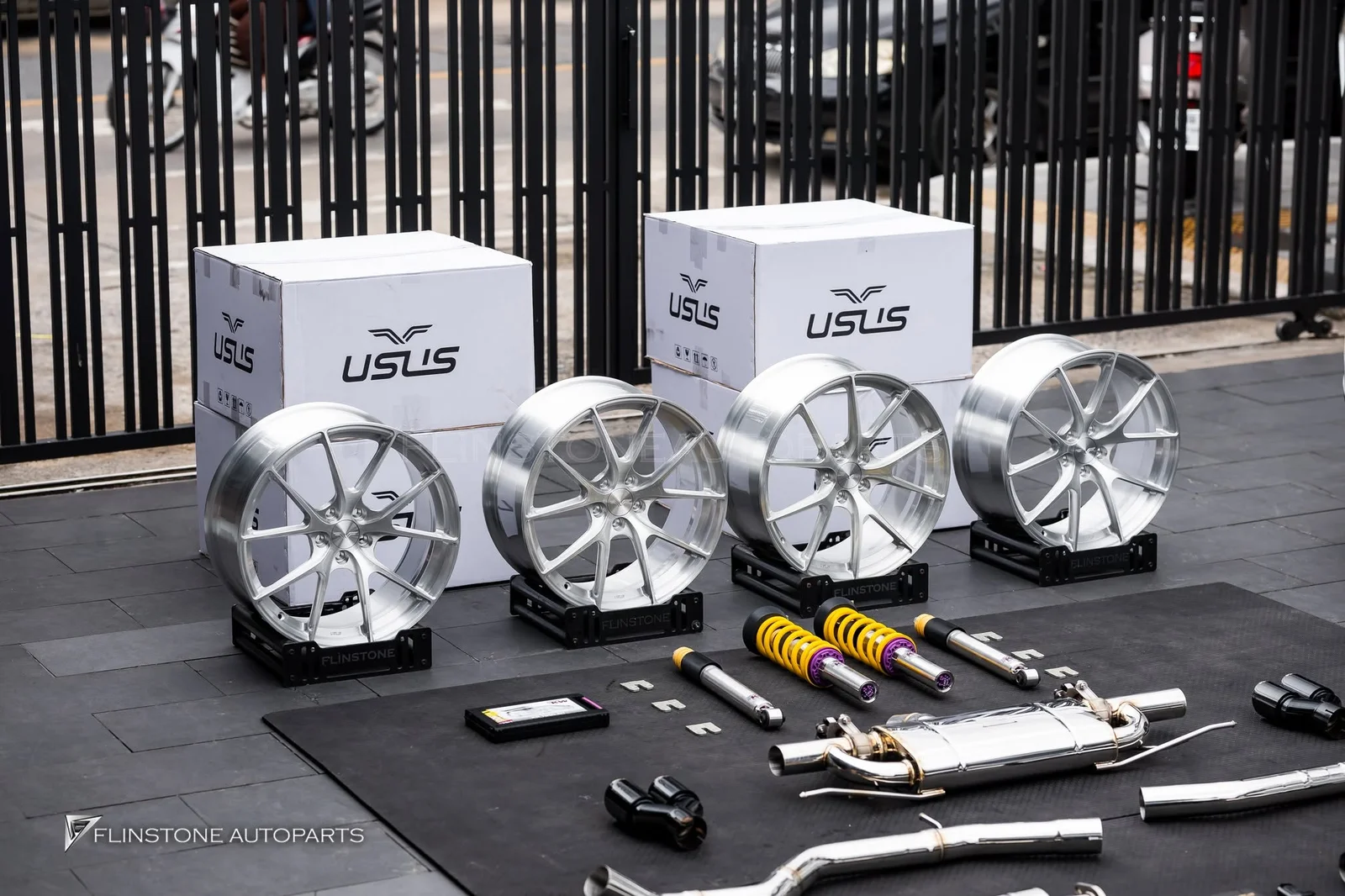 Volvo V60 เลือกมาแต่งที่ FLINSTONE AUTOPARTS ลูกค้าเลือกของแต่งสาย Performance