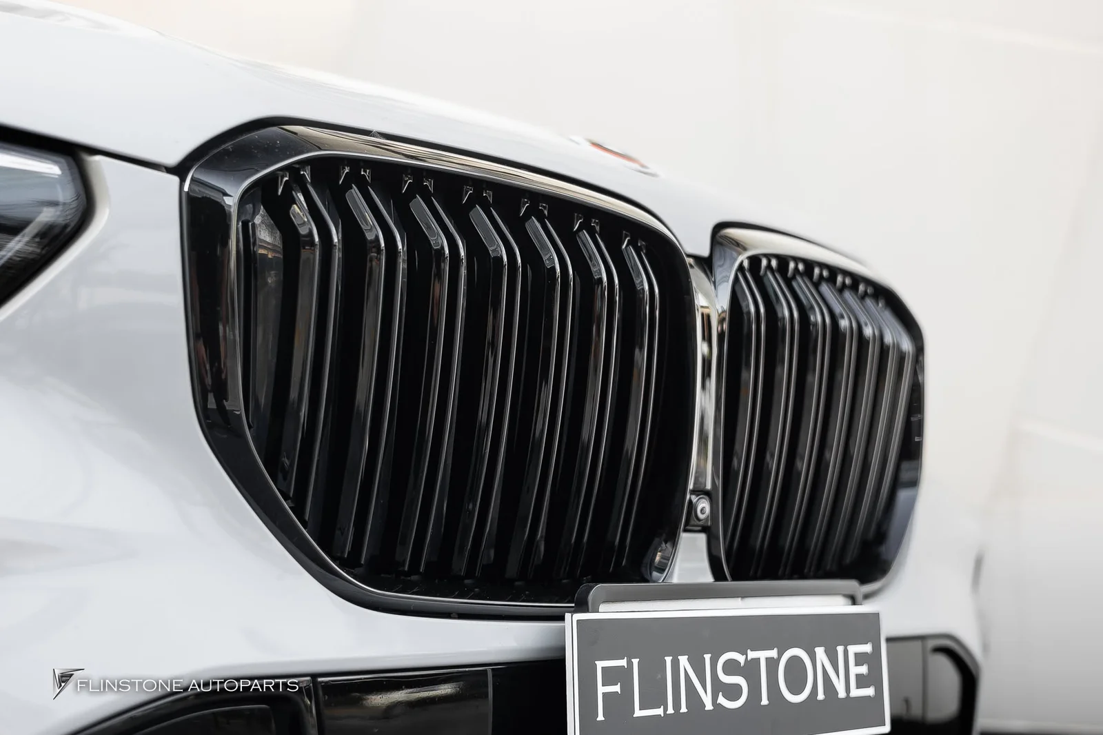 เปลี่ยนกระจังหน้าสีดำและปลายท่อสำหรับ BMW X5 G05
