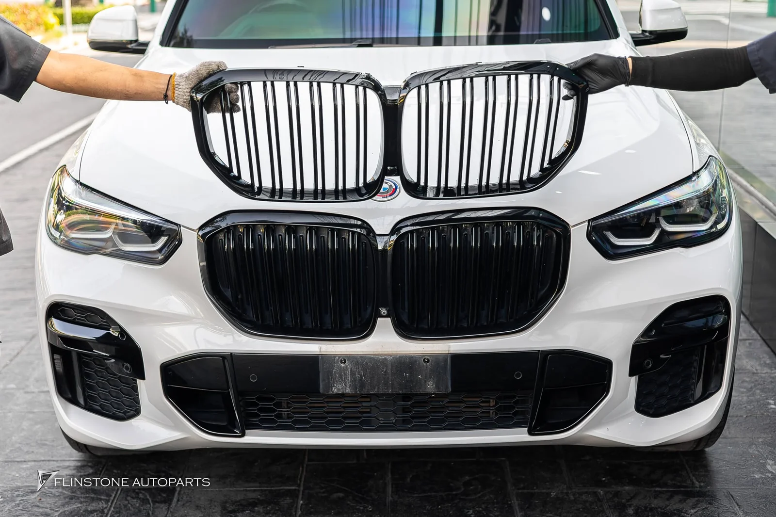 เปลี่ยนกระจังหน้าสีดำและปลายท่อสำหรับ BMW X5 G05
