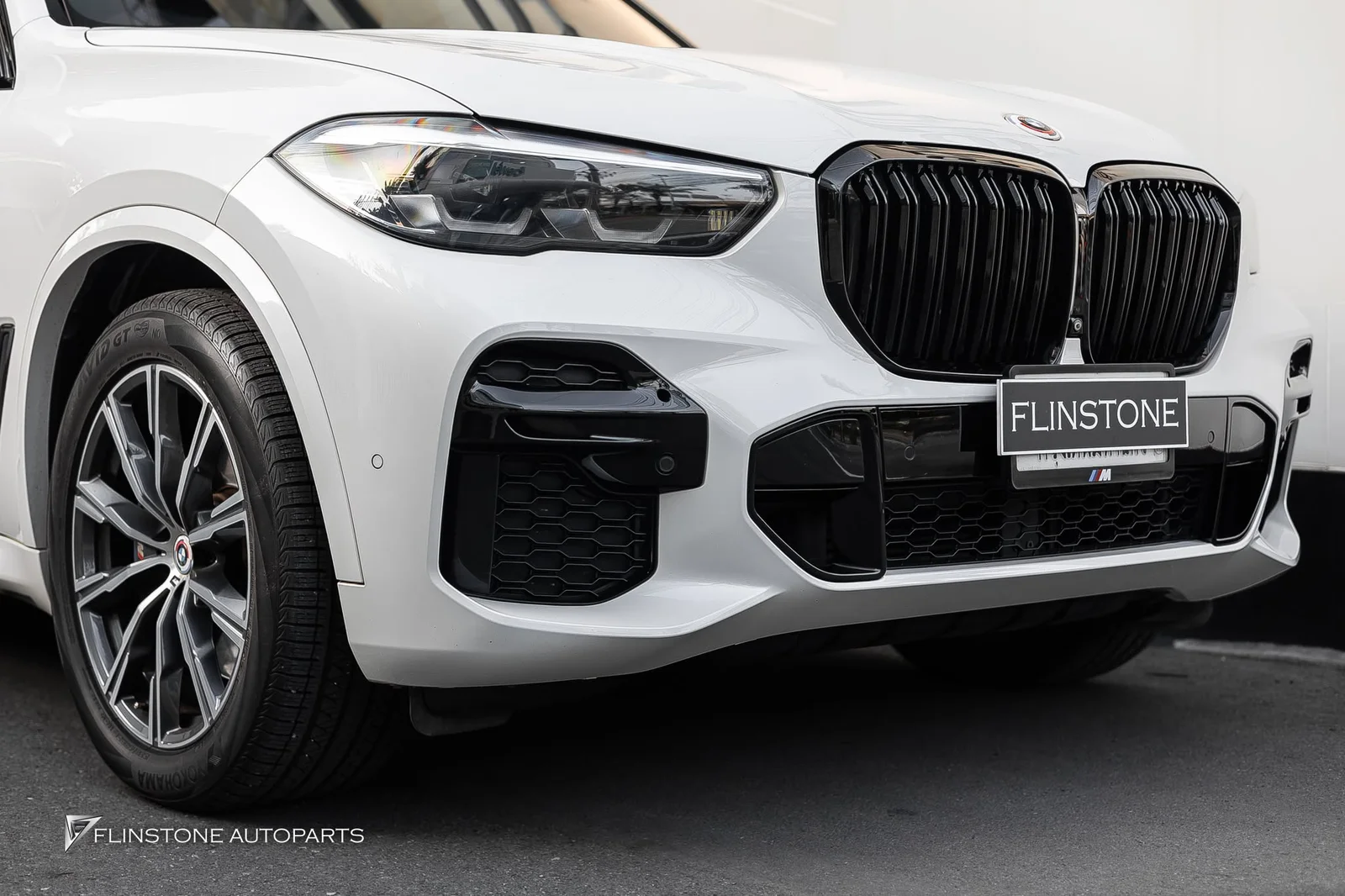 เปลี่ยนกระจังหน้าสีดำและปลายท่อสำหรับ BMW X5 G05