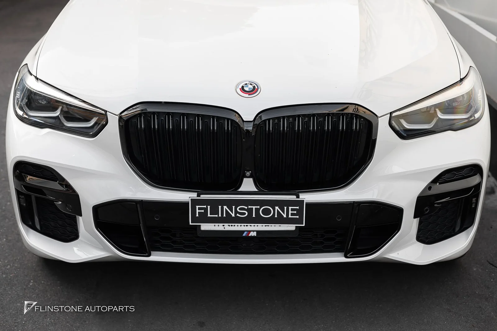 เปลี่ยนกระจังหน้าสีดำและปลายท่อสำหรับ BMW X5 G05