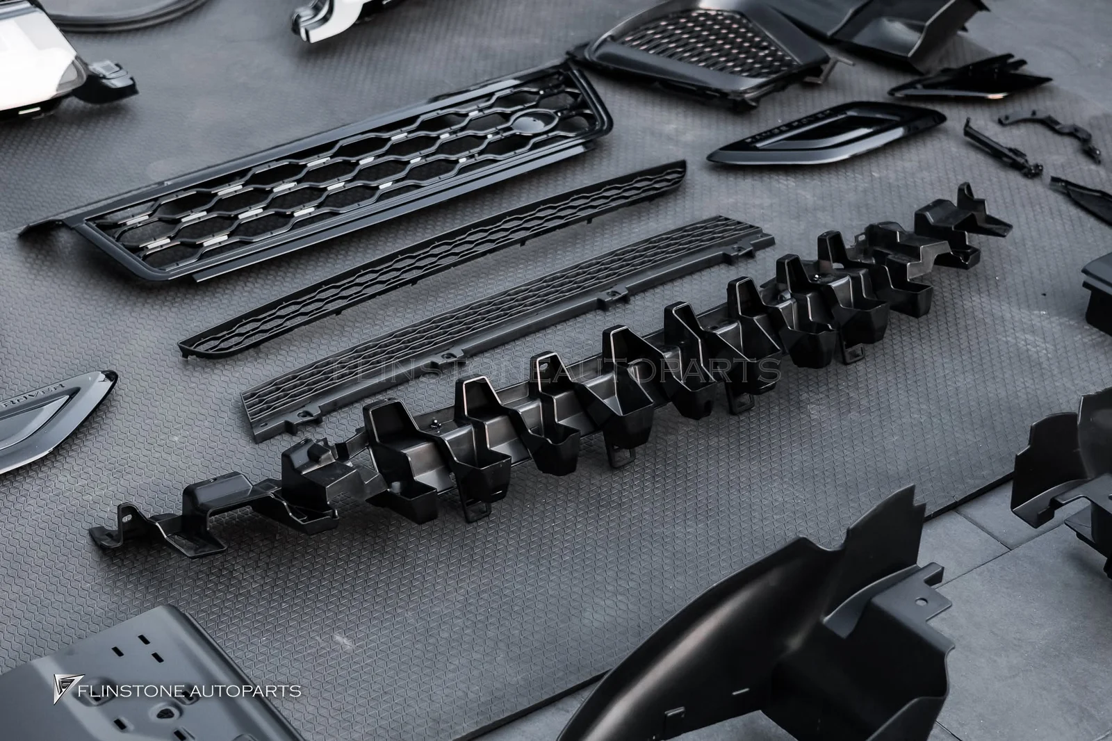 รถ RANGE ROVER SPORT 2014 ชุดพาร์ทเตรียมติดตั้งสำหรับ SVR 2018