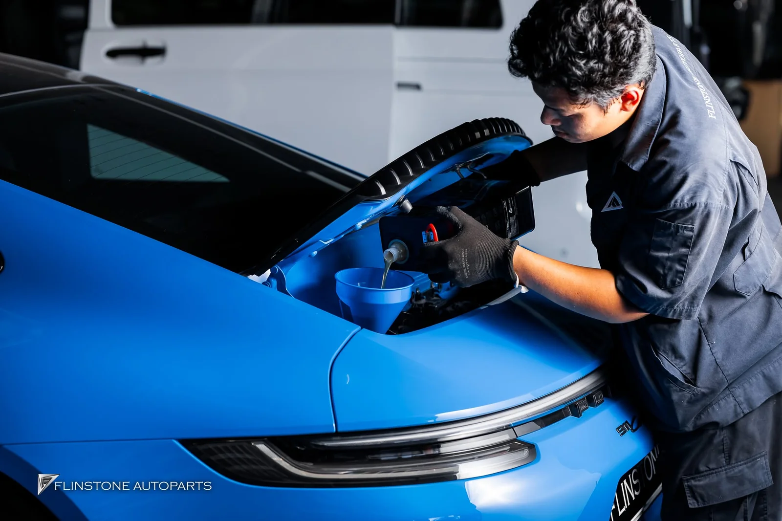 วันนี้มี Porsche 992 Carrera S แวะเข้ามาเซอร์วิสเปลี่ยนถ่ายน้ำมันเครื่องที่ร้า