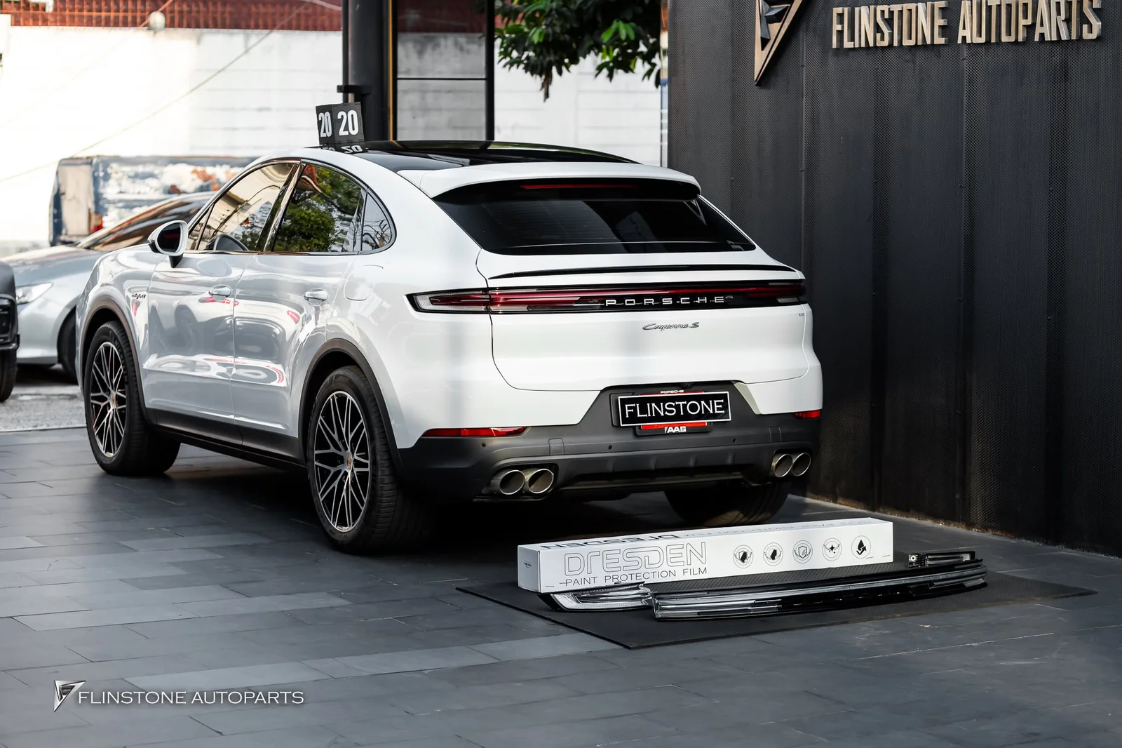 ติดตั้งไฟท้ายของแท้ PORSCHE Cayenne Coupe 9Y0.2 ที่เป็น Black Tint Clear Tail