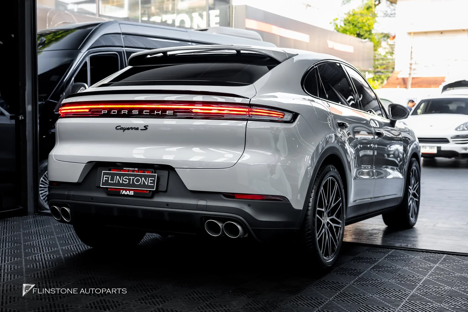 ติดตั้งไฟท้ายของแท้ PORSCHE Cayenne Coupe 9Y0.2 ที่เป็น Black Tint Clear Tail