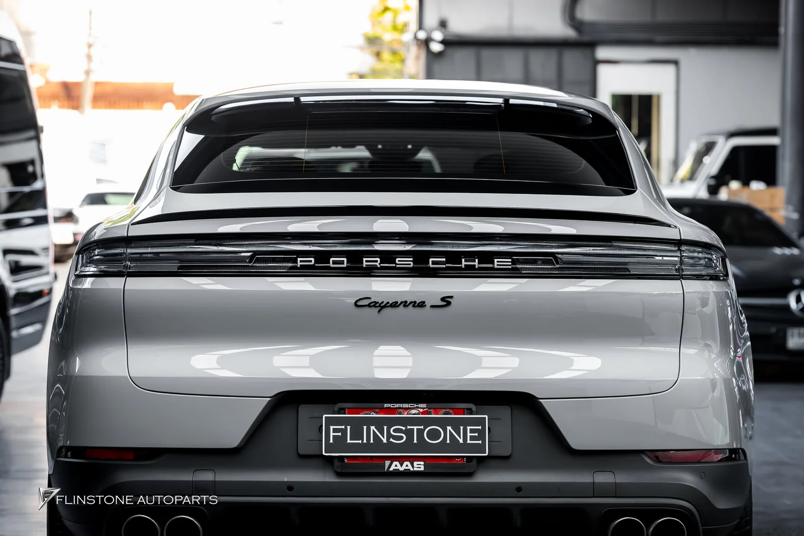 ติดตั้งไฟท้ายของแท้ PORSCHE Cayenne Coupe 9Y0.2 ที่เป็น Black Tint Clear Tail