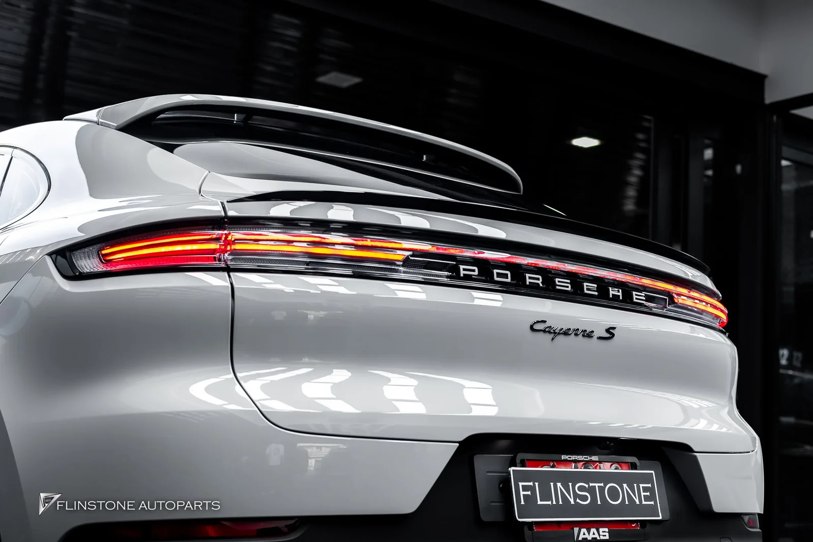 ติดตั้งไฟท้ายของแท้ PORSCHE Cayenne Coupe 9Y0.2 ที่เป็น Black Tint Clear Tail