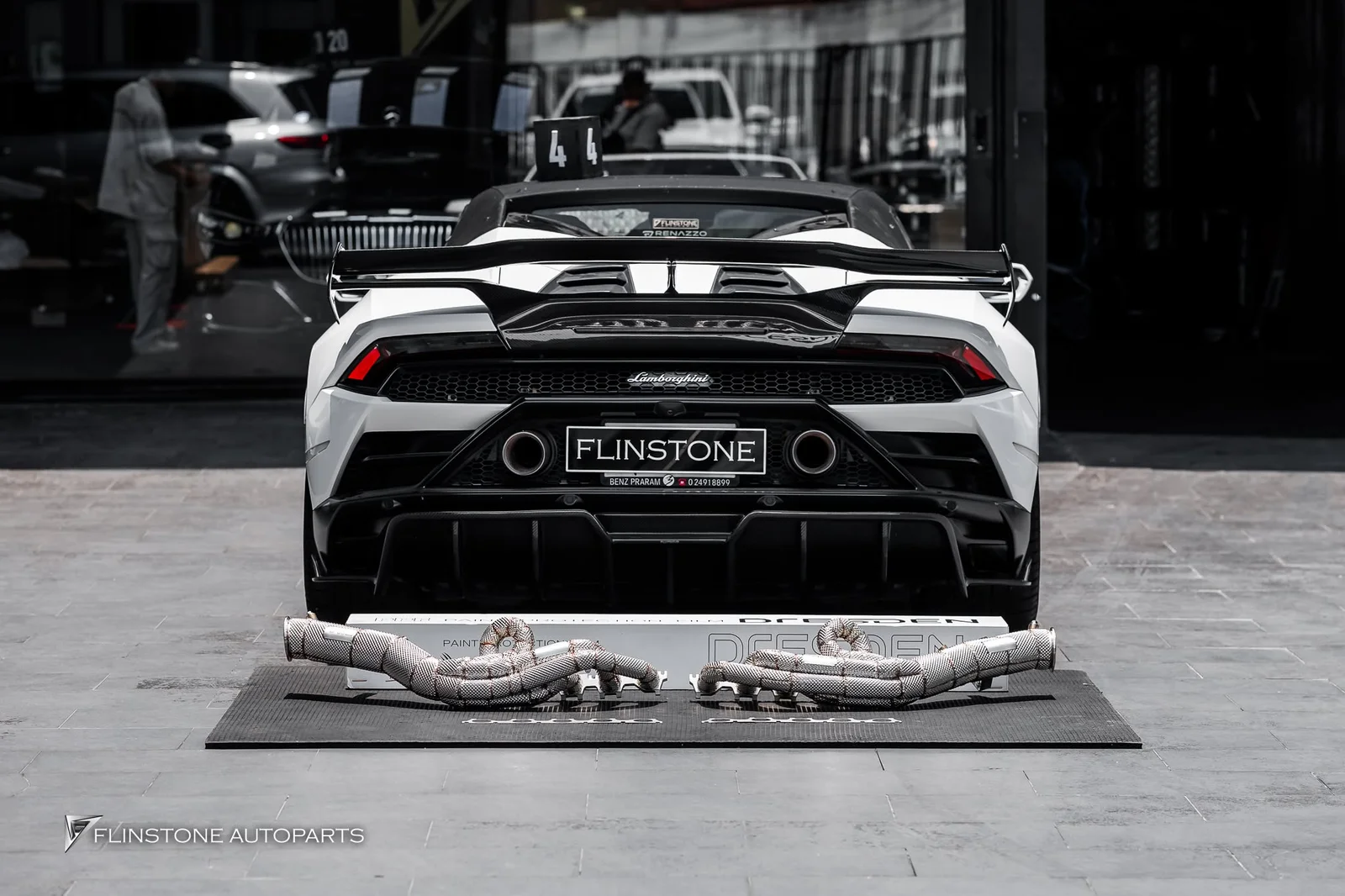 ต้องยกเครื่องยนต์ออกมาถึงจะติดตั้งท่อได้” อีกหนึ่งงานติดตั้งสำหรับ LAMBORGHINI