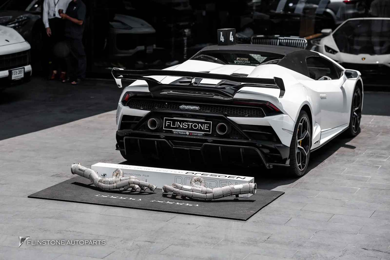 ต้องยกเครื่องยนต์ออกมาถึงจะติดตั้งท่อได้” อีกหนึ่งงานติดตั้งสำหรับ LAMBORGHINI