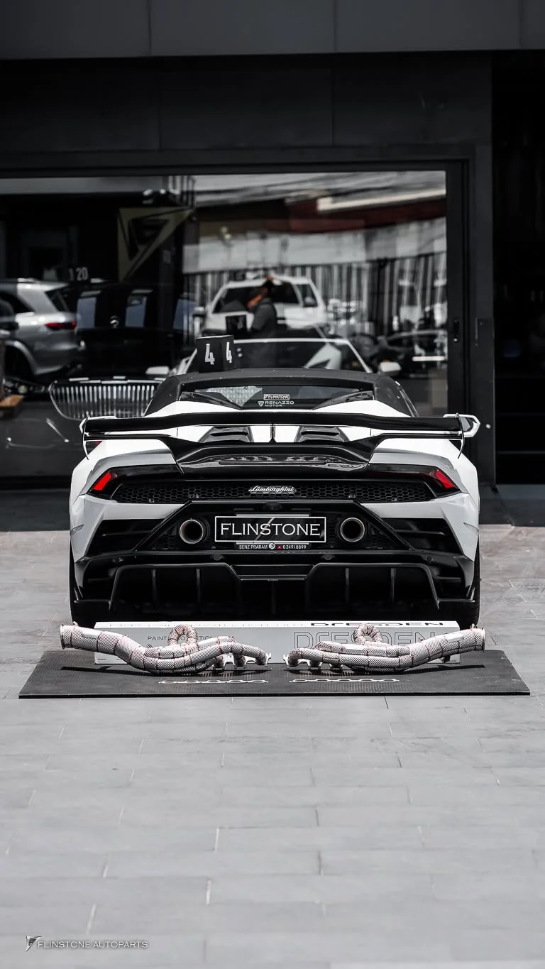 ต้องยกเครื่องยนต์ออกมาถึงจะติดตั้งท่อได้” อีกหนึ่งงานติดตั้งสำหรับ LAMBORGHINI