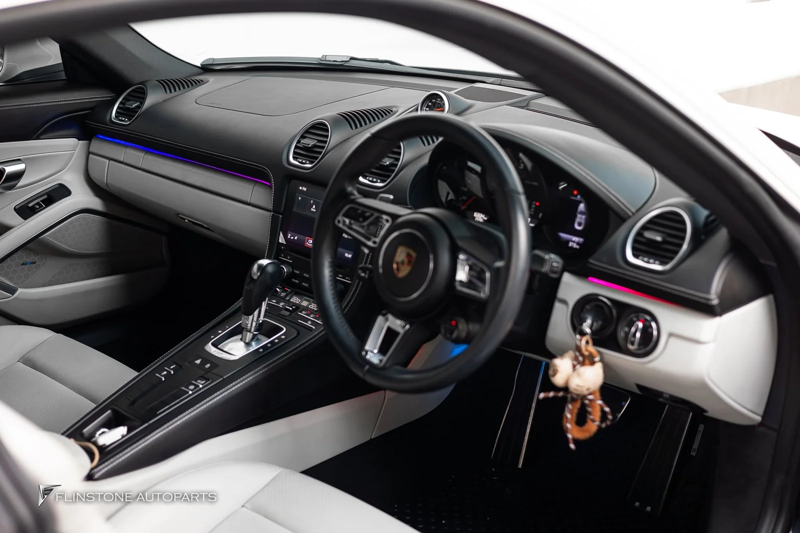 PORSCHE 718 Cayman / Boxster — ติดตั้งไฟภายในสำหรับ 718 Cayman สามารถปรับเปลี่ยนสีได้เป็น