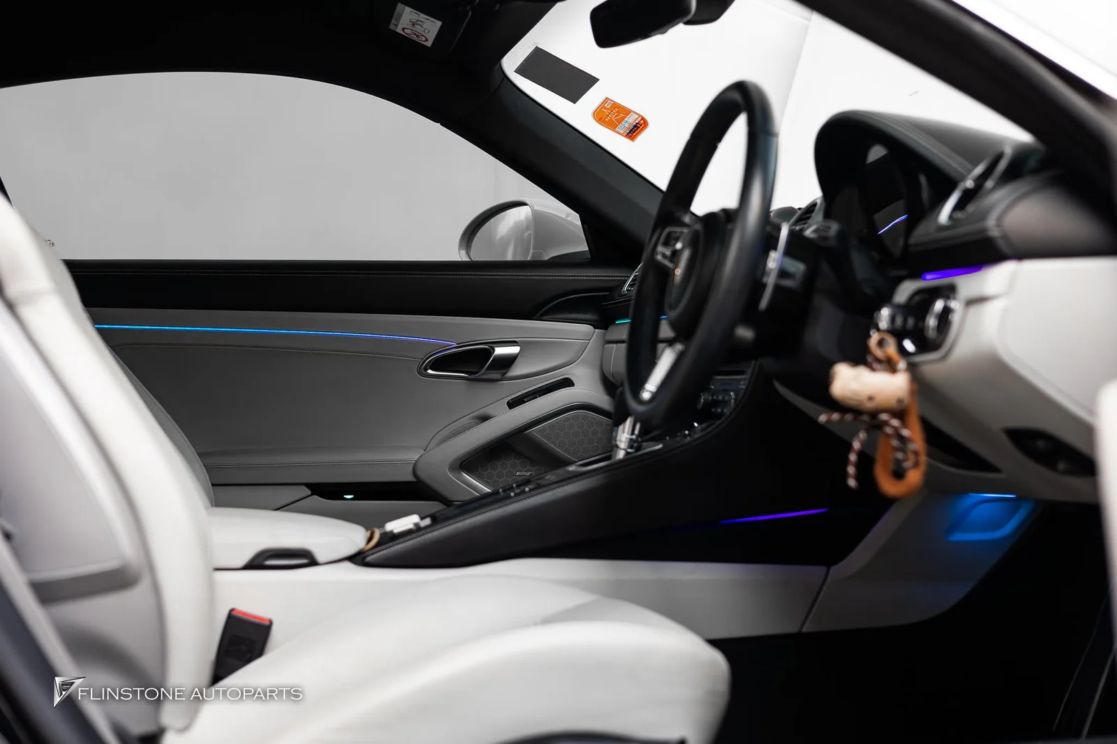 PORSCHE 718 Cayman / Boxster — ติดตั้งไฟภายในสำหรับ 718 Cayman สามารถปรับเปลี่ยนสีได้เป็น