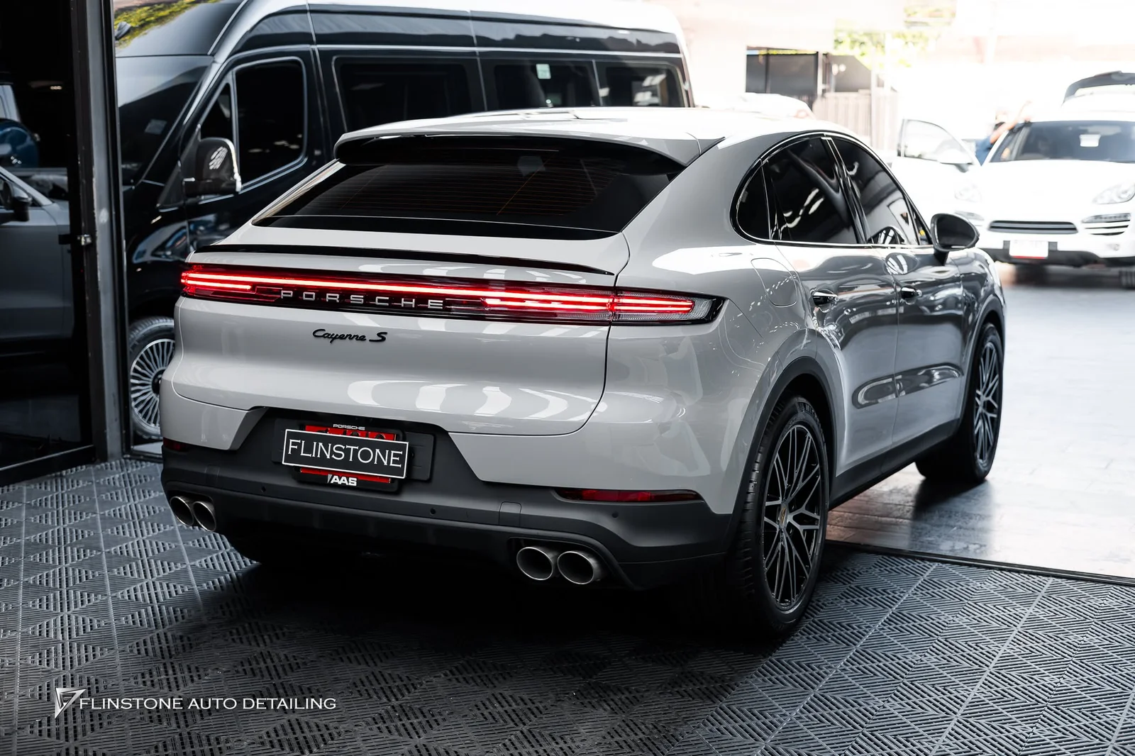 PORSCHE Cayenne 9Y0.2 — เสร็จไปอีกหนึ่งผลงานครับ เปลี่ยนสีพร้อมกันรอยด้วย DRESDEN PR