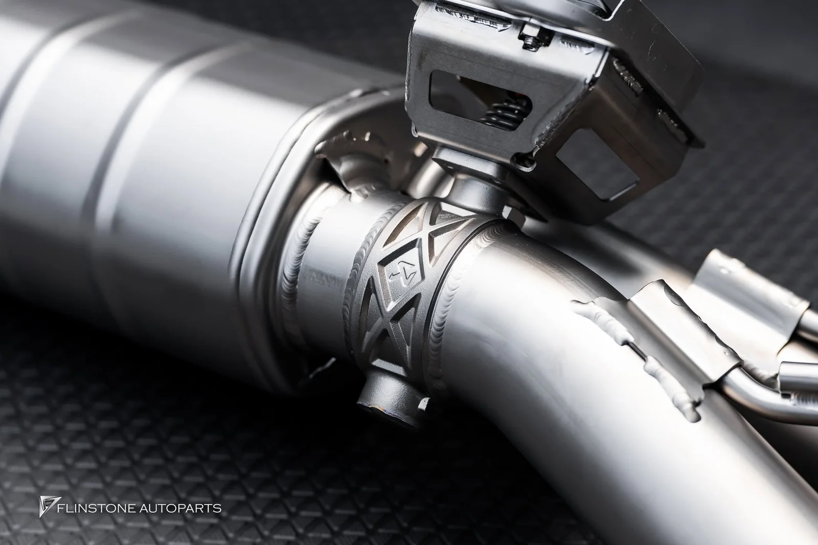 W464 G-Class G63 AMG เตรียมติดตั้งชุดท่อ AKRAPOVIC พร้อมด้วยพวงมาลัยคาร์บอนที่มาพร้อมกับปุ
