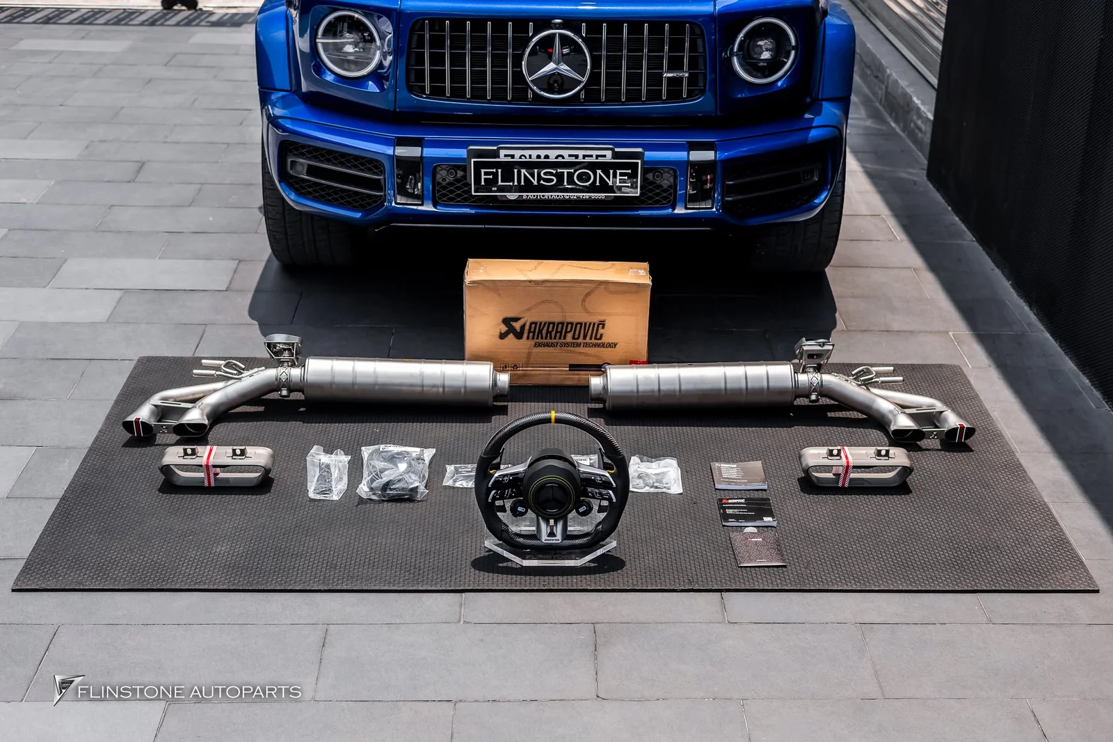 W464 G-Class G63 AMG เตรียมติดตั้งชุดท่อ AKRAPOVIC พร้อมด้วยพวงมาลัยคาร์บอนที่มาพร้อมกับปุ