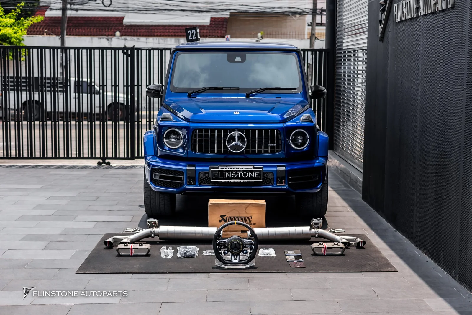 W464 G-Class G63 AMG เตรียมติดตั้งชุดท่อ AKRAPOVIC พร้อมด้วยพวงมาลัยคาร์บอนที่มาพร้อมกับปุ